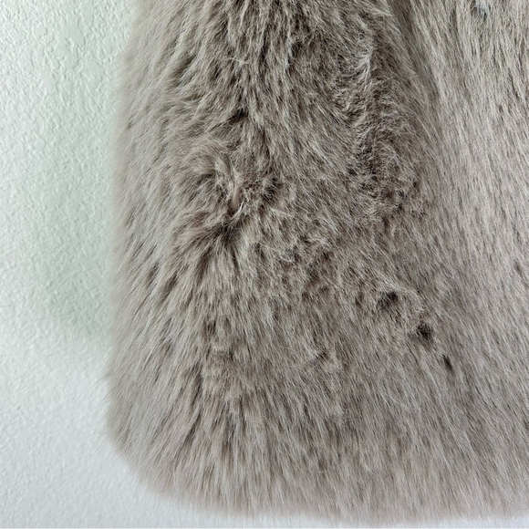 ALO YOGA Opulent Faux Fur Cropped Vest in Oat Beige SZ L - Picture 8 of 11